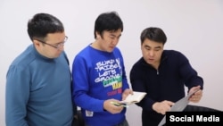 Солдон оңго карай: Элдар Абакиров, Сейтек Качкынбай жана Жанарбек Акаев.