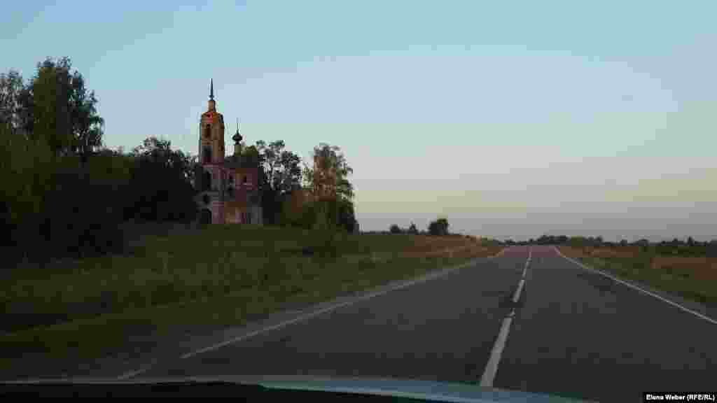 Тур по городам Золотого кольца России авто этих строк начала с Ивановской области.&nbsp;Недалеко от Иваново стоит разрушенная старинная церковь, которую местные жители считают достопримечательностью. Туристы часто посещают Иваново (областной центр), который продолжает оставаться текстильным центром страны. В народе город называют &laquo;русским Манчестером&raquo; и &laquo;городом невест&raquo;.