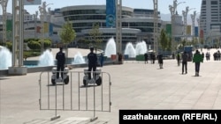 Полицейские в центре Ашгабата следят за порядком во время  Азиатских игр в закрытых помещениях и по боевым искусствам.