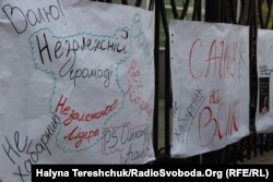 Львів’яни прийшли у Галицький суд, щоб підтримати директора мистецького центру «Супутник» Олександра Агашкова. Львів, 11 квітня 2018 року