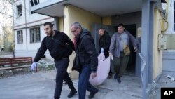 Орус армиясынын чабуулунан мерт кеткен Харьков шаарынын тургунунун сөөгүн алып баратышат. 18-апрель, 2025-жыл.