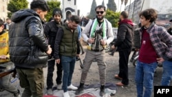 Повстанцы, возглавляемые исламистами, заявили, что 8 декабря они взяли Дамаск молниеносным наступлением и отправили президента Башара Асада в бегство, положив конец пятидесятилетнему правлению партии Баас в Сирии