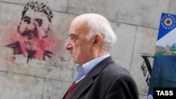 34 кандидата в мажоритарные депутаты от разных оппозиционных партий по собственному желанию отказались от участия в выборах. О таких массовых отказах от участия в избирательном процессе в Грузии еще не слышали