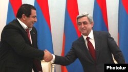 Серж Саргсян и Гагик Царукян во время подписания коалиционного меморандума, Ереван 17 февраля 2011 г. 