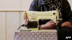 تعداد زیادی از دختران محروم از مکتب مجبور شده اند به خیاطی و مشاغل دیگر رو بیاورند