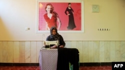 یکی از زنان در هرات که قبلا با آزادی های بیشتری میتوانست کارخیاطی را انجام بدهد