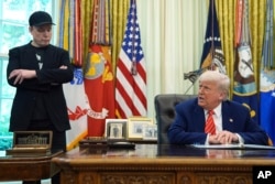 Маск (сол жақта) пен Трамп Ақ үйде. 30 мамыр 2025 жыл.