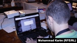 Мужчина за компьютером. Иллюстративное фото.   