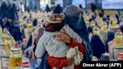 تصویر از جریان توزیع مواد غذایی به افراد نیازمند در افغانستان 