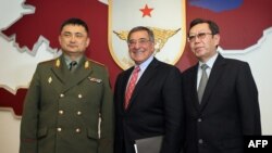 Таалайбек Омуралиев, Леон Панетта и Бусурманкул Таабалдиев, 13 марта. Бишкек.