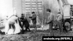 Дабрачынная талака ў Маладэчне – помнік усталёўваецца на падмурак, 1993 год