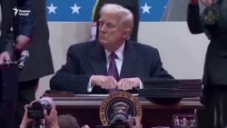 Трамп дар як рӯз даҳҳо фармону қарор имзо кард