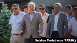 Омурбек Текебаев и Дуйшенкул Чотонов выходят из здания Первомайского районного суда, 21 августа 2019 г.