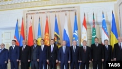 Армению представлял премьер-министр Тигран Саргсян (второй слева), Санкт-Петербург, 18 октября 2011 г.