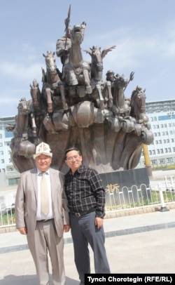 Профессор Мамбеттурду Мамбетакун менен макала автору Ак-Чийдеги Манастын жана анын урпактарынын айкелинин жанында. ШУАР, КЭР. 10-июль, 2014-жыл.