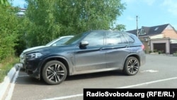 Позашляховик BMW Х5 біля адміністративного будинку ДП «Артемсіль»