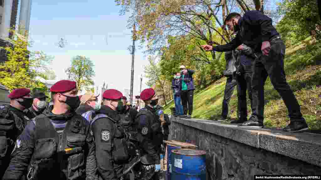 Мітинг підприємців під Кабміном з вимогою рівності вимог до всіх під час карантину, Київ, 29 квітня 2020 року БІЛЬШЕ ПРО ЦЕ - Фоторепортаж: підприємці вийшли під Кабмін з вимогою рівності вимог до всіх під час карантину