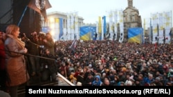 «Марші за імпічмент», ініційований Міхеїлом Саакашвілі, Київ, 10 грудня 2017 року. Дружина Саакашвілі Сандра виступає на сцені перед протестувальниками
