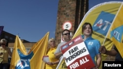 Пикет учителей в одном из районов Лондона