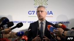 Генеральний секретар НАТО Єнс Столтенберґ дає пресконференцію під час зустрічі міністрів закордонних справ G7 на острові Капрі, Італія, 18 квітня 2024 року
