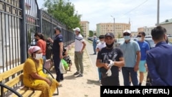 Родственники пациентов, госпитализированных с предполагаемым коронавирусом, у здания областной детской многопрофильной больницы. Тараз, 30 июня 2020 года.