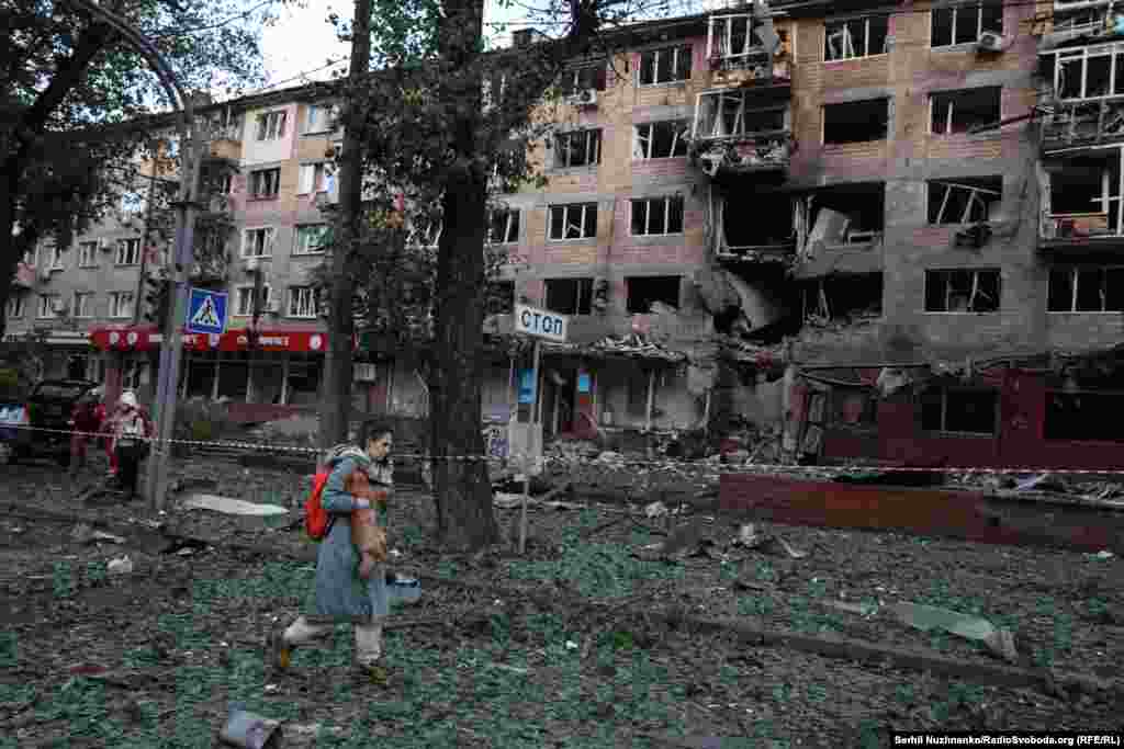 Пошкоджений російським обстрілом житловий будинок у Солом'янському районі Києва