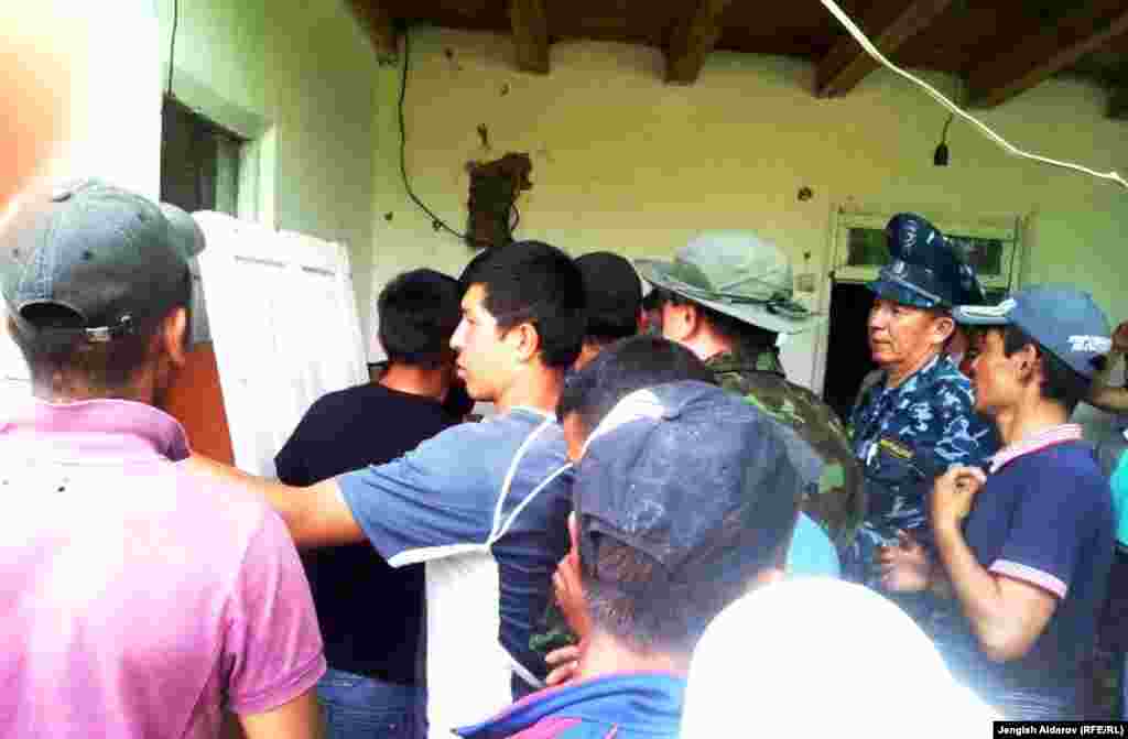 Чек арага топтолгон эл жолугушууга барган вице-премьер-министр Абдрахман Маматалиевди ээн үйгө камап салышты. Жака-Өрүк, 8-май.