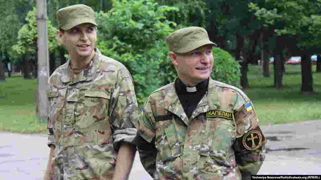 Військові спостерігають за дотриманням правил безпеки під час розваг