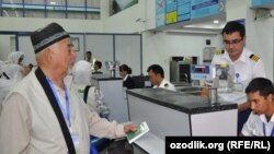 Узбекские паломники отправляются в хадж, архивное фото. 