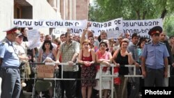 Օտարալեզու դպրոցների բացում ենթադրող օրինագծի դեմ բողոքի ցույց Կառավարության նիստերի դահլիճի մուտքի մոտ: 24-ը հունիսի, 2010թ.