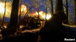 Військовий Національної гвардії веде вогонь із гаубиці по російських позиціях на лінії фронту, Харківська область, січень 2025 року