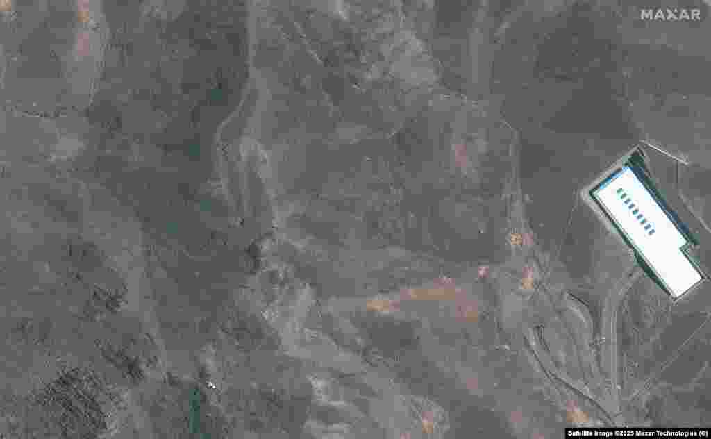 Zərbədən sonrakı şəkillərdə Fordo kompleksindəki dağ silsiləsində kraterlər və kül görünür.