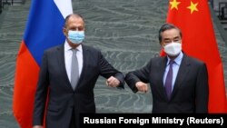 Ռուսաստանի արտգործնախարար Սերգեյ Լավրովը և Չինաստանի արտգործնախարար Վան Ինը, 22-ը մարտի, 2021թ.