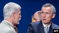 Петр Павел (ліворуч) та генсекретар НАТО Єнс Столтенберґ під час Варшавського саміту альянсу. Липень 2016 року