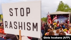 Орусиянын Украинага кол салуусуна каршы Ригадагы протест. 20-май, 2022-жыл. 