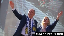 Мухаррем Індже та його дружина на мітингу