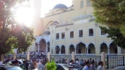 Diňle: Mollalar “keselçiligiň, ölüm-ýitimiň köpelendigini” aýdyp, sadaka bermek üçin hojalyklardan pul ýygnaýar