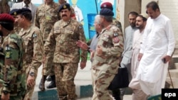 نواز شریف با شماری از زخمی ها و بازمانده‌گان قربانیان دیدار کرد.