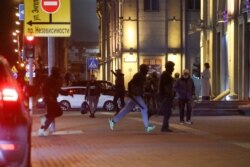 Формально невідомі люди з міліцейськими дубцями в цивільному ганяються за демонстрантами в Мінську, 26 жовтня 2020 року