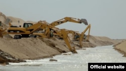 Garagumdaky "Altyn asyr" kölüne suw eltýän zeýkeş.