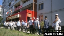 Мәхкәмә бинасы алдында Кашаповка теләктәшлек белдерүчеләр