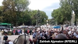 Алмаз Алдашев менен коштошууга келген эл