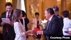 Бишкек мэри бүтүрүүчүлөргө аттестат тапшырууда. 2017-жыл
