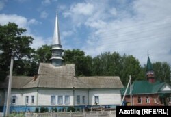 Кистемдәге яңа (с) һәм иске (у) мәчет