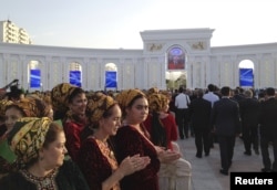 Dünýäniň iň ýapyk we azat metbugatyň berk çäklendirilýän ýurtlarynyň biri Türkmenistanda ilatyň dürli meselelere bolan garaýyşlaryny mälim etjek garaşsyz pikir soralyşyklar geçirilmeýär