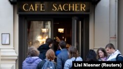 Ավստրիա, հերթ սրճարանի առջև