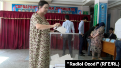 На конституционном референдуме в 2016 году в Таджикистане сняли ограничения на выдвижение кандидатуры Эмомали Рахмона для участия в президентских выборах. За год до этого он получил статус «основоположника мира и национального единства и лидера нации»