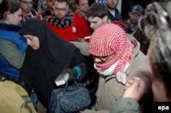 Сотрудники Красного Креста оказывают помощь населению города Хомс