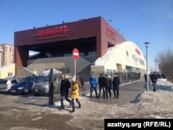 "Шапағат" коммуналдық базарының сыртқы көрінісі. Астана, 18 ақпан, 2014 жыл (Азаттық архивіндегі фото)