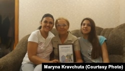 Марина Кравчута с матерью и дочкой в квартире.